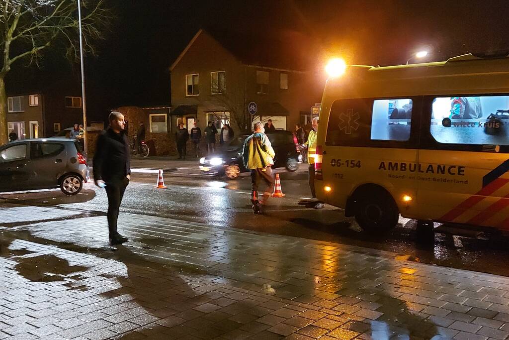 Auto komt tegen boom tot stilstand na ongeval