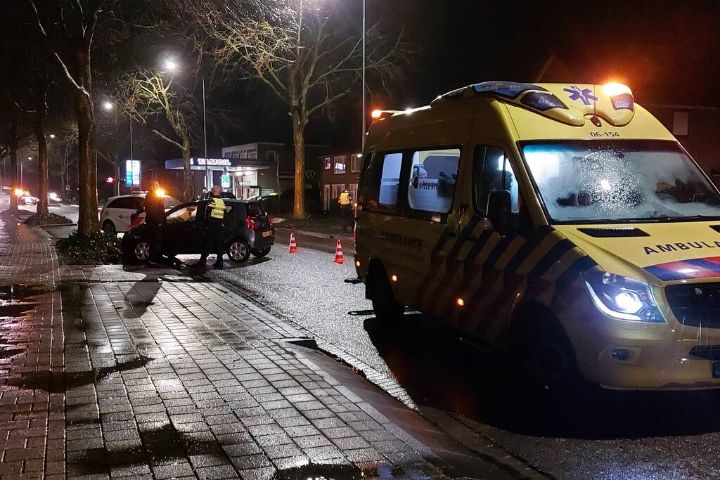 Auto komt tegen boom tot stilstand na ongeval