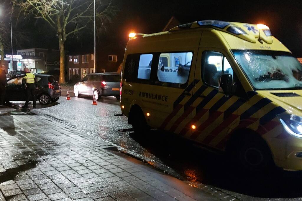 Auto komt tegen boom tot stilstand na ongeval