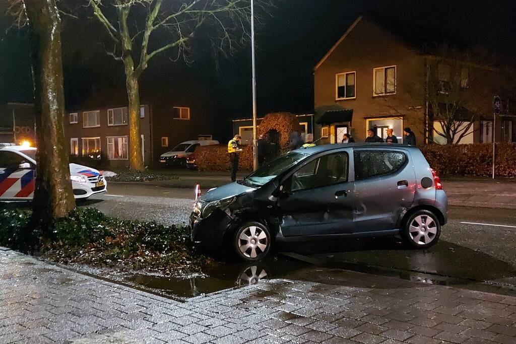 Auto komt tegen boom tot stilstand na ongeval