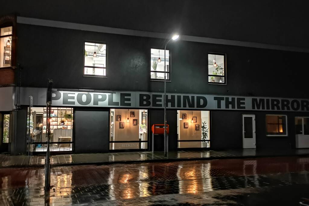 Kappers laten licht aan uit protest