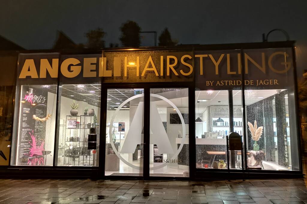 Kappers laten licht aan uit protest