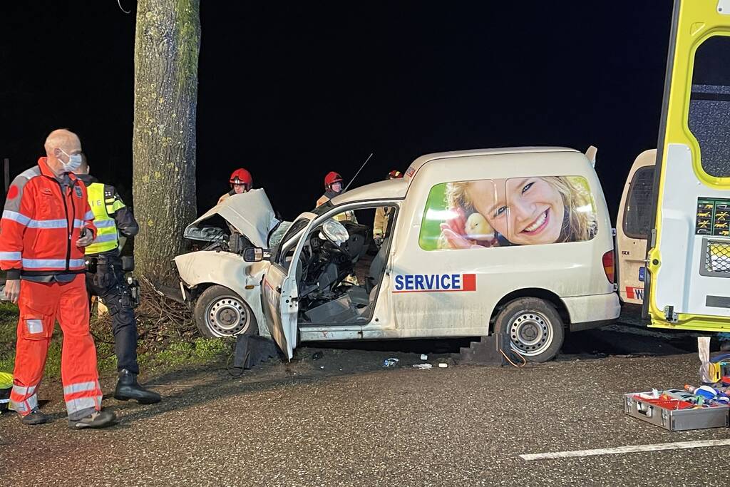 Zwaargewonde bij ongeval met boom