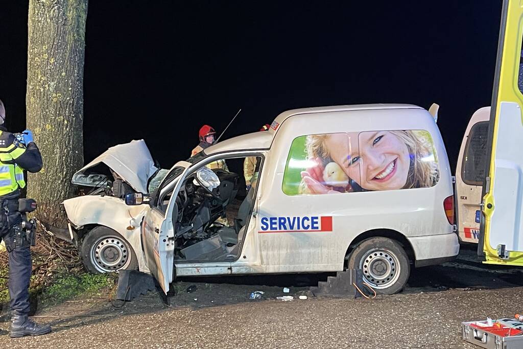 Zwaargewonde bij ongeval met boom