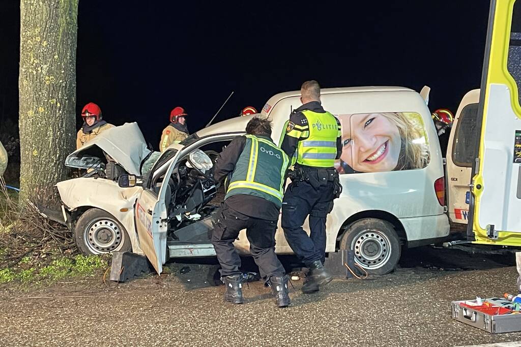 Zwaargewonde bij ongeval met boom