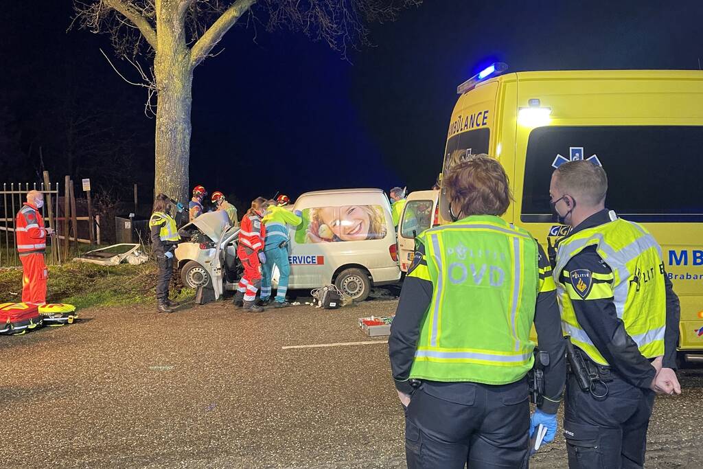 Zwaargewonde bij ongeval met boom
