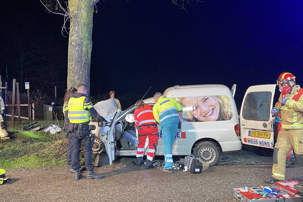 Zwaargewonde bij ongeval met boom
