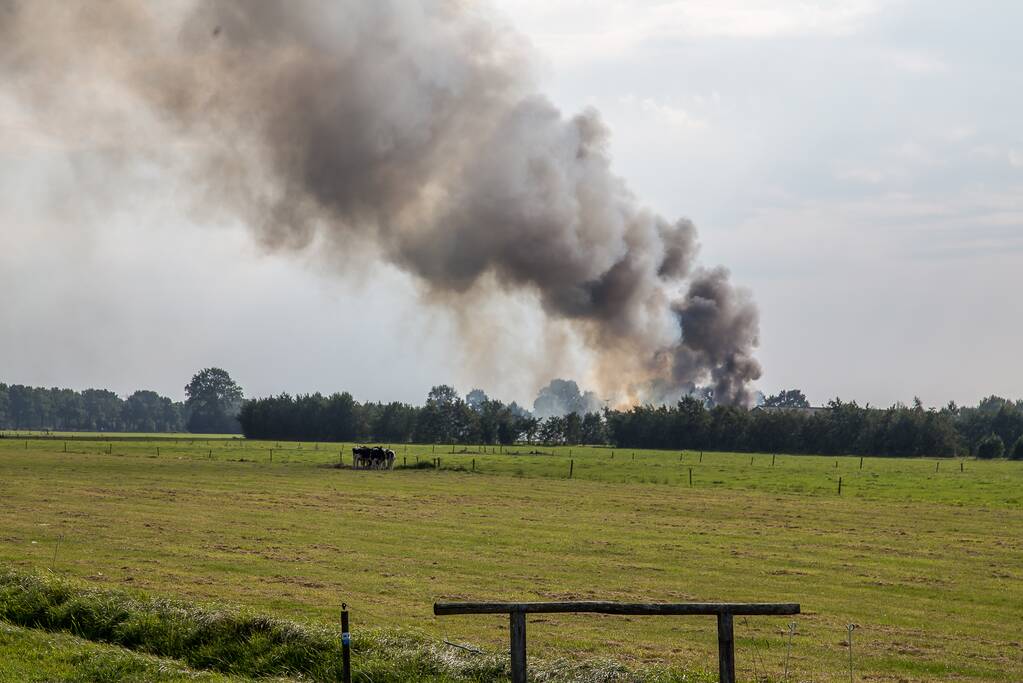 Grote brand in boerderij zorgt voor stankoverlast