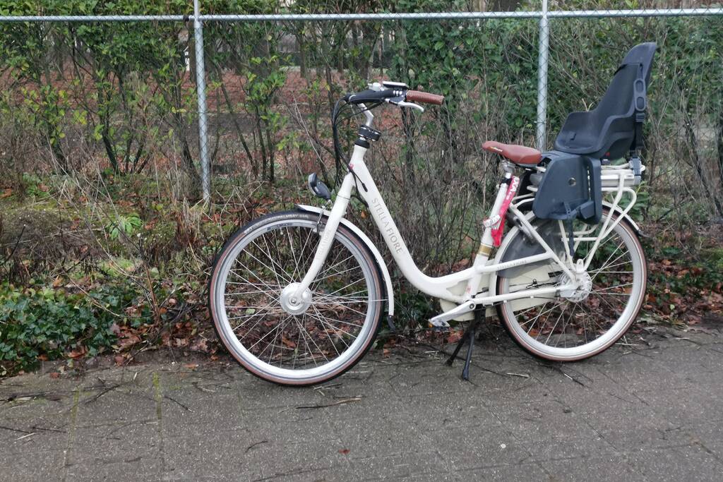 Twee fietsers gaan hard onderuit op glad fietspad