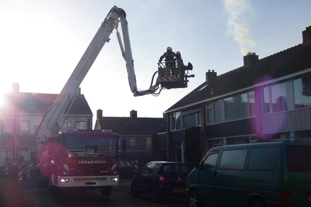 Brandweer veegt schoorsteen na brand