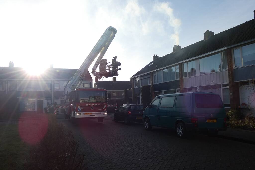 Brandweer veegt schoorsteen na brand