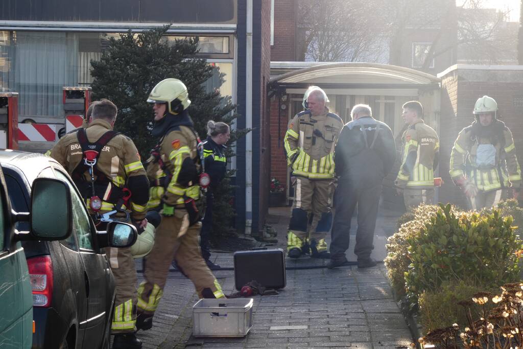 Brandweer veegt schoorsteen na brand
