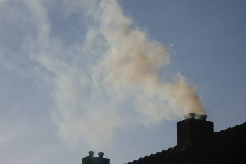 Brandweer veegt schoorsteen na brand