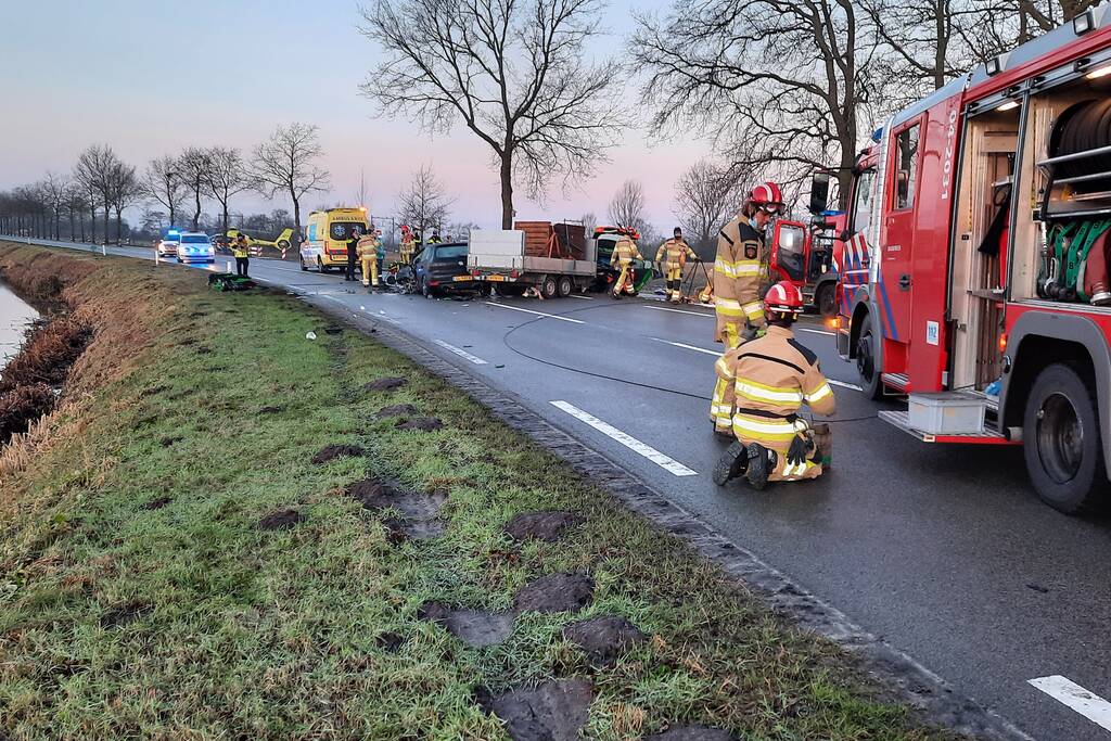 Twee gewonden bij frontale botsing