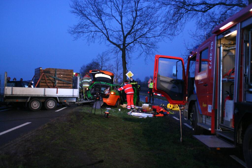 Twee gewonden bij frontale botsing