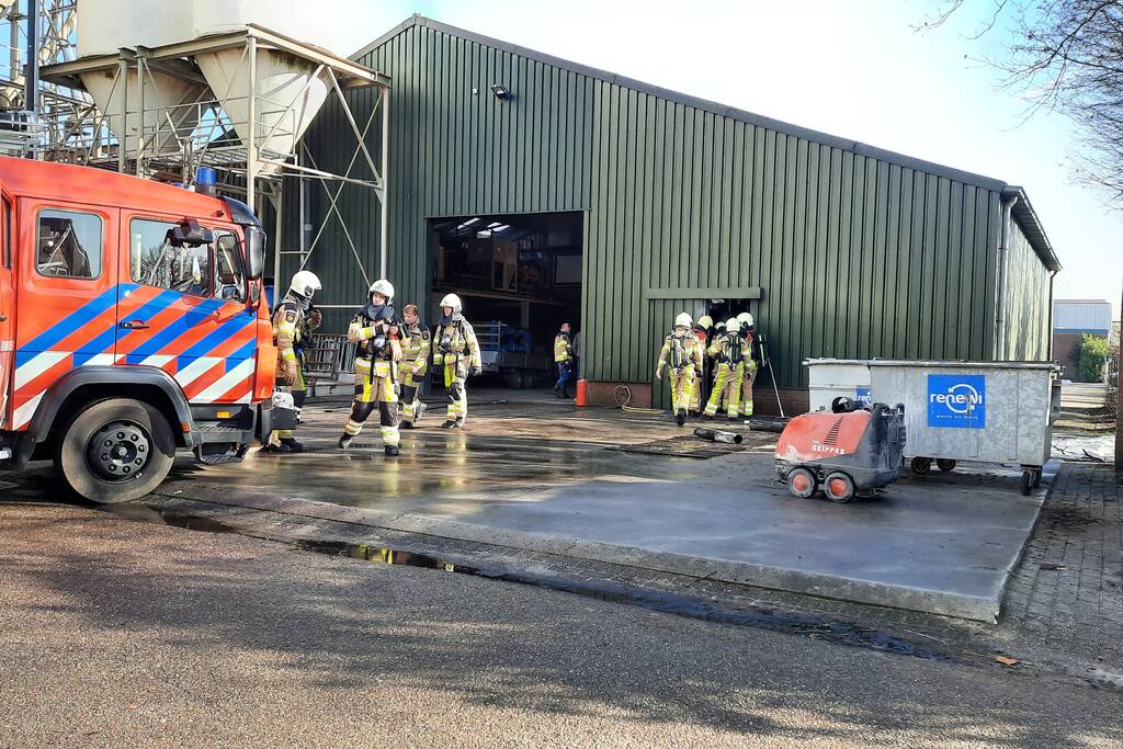 Compressor vliegt in brand in loods