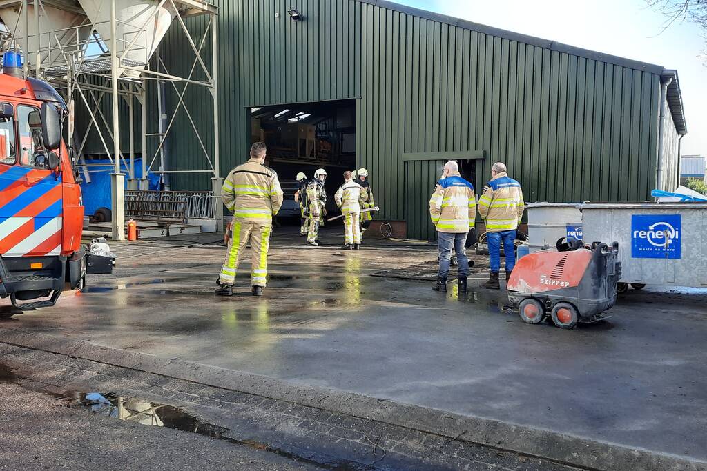 Compressor vliegt in brand in loods