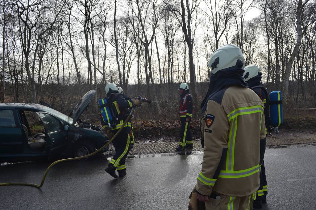 Auto door brand verwoest