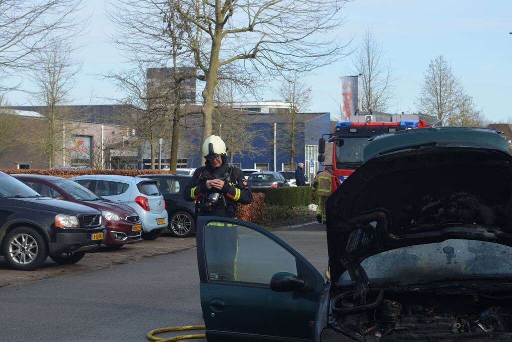 Auto door brand verwoest