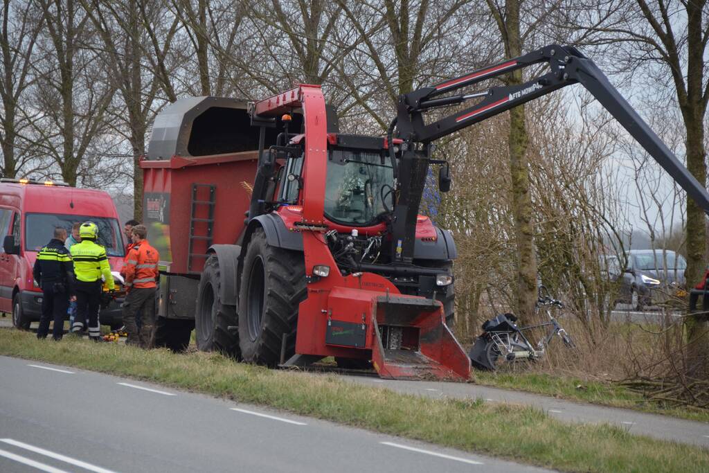 Fietser botst tegen stilstaande tractor