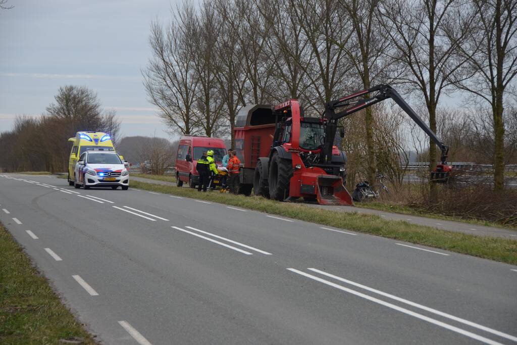 Fietser botst tegen stilstaande tractor