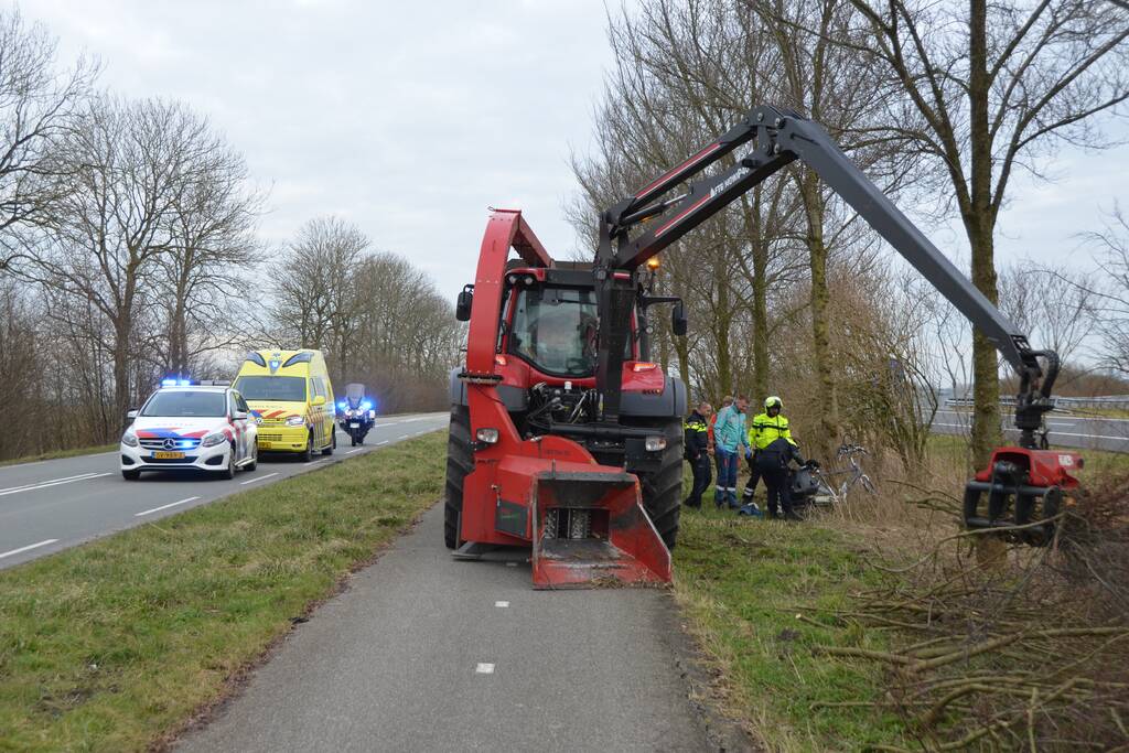 Fietser botst tegen stilstaande tractor