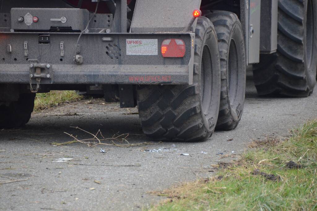 Fietser botst tegen stilstaande tractor