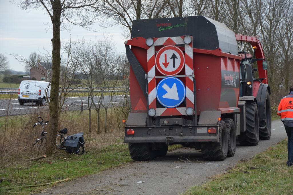 Fietser botst tegen stilstaande tractor