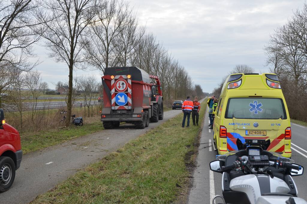 Fietser botst tegen stilstaande tractor