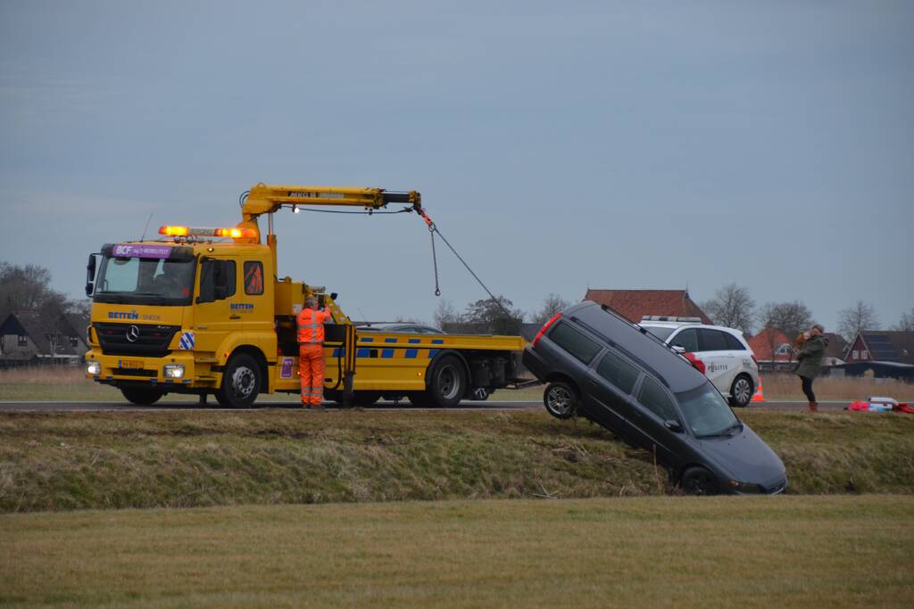 Personenauto raakt van weg en komt tot stilstand in sloot