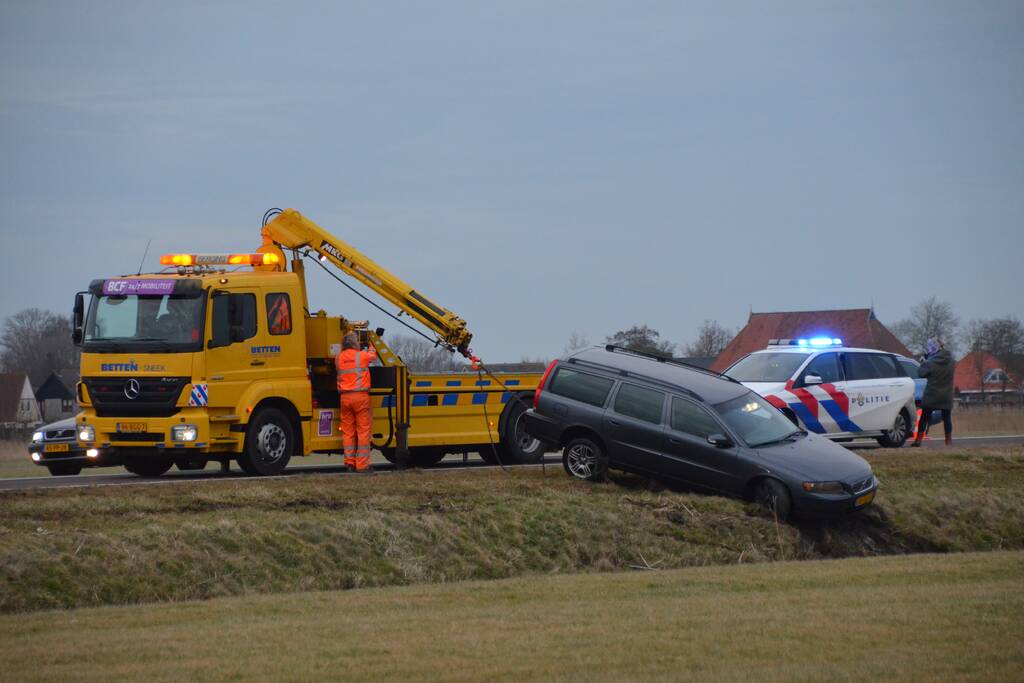 Personenauto raakt van weg en komt tot stilstand in sloot