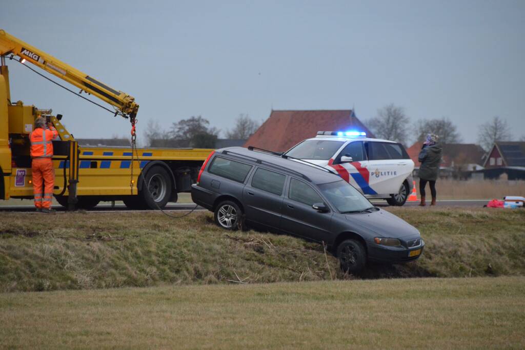 Personenauto raakt van weg en komt tot stilstand in sloot