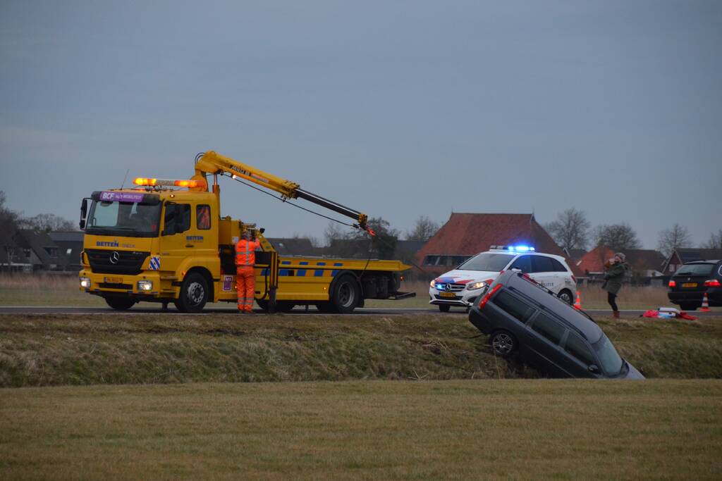 Personenauto raakt van weg en komt tot stilstand in sloot
