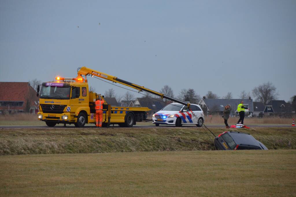 Personenauto raakt van weg en komt tot stilstand in sloot