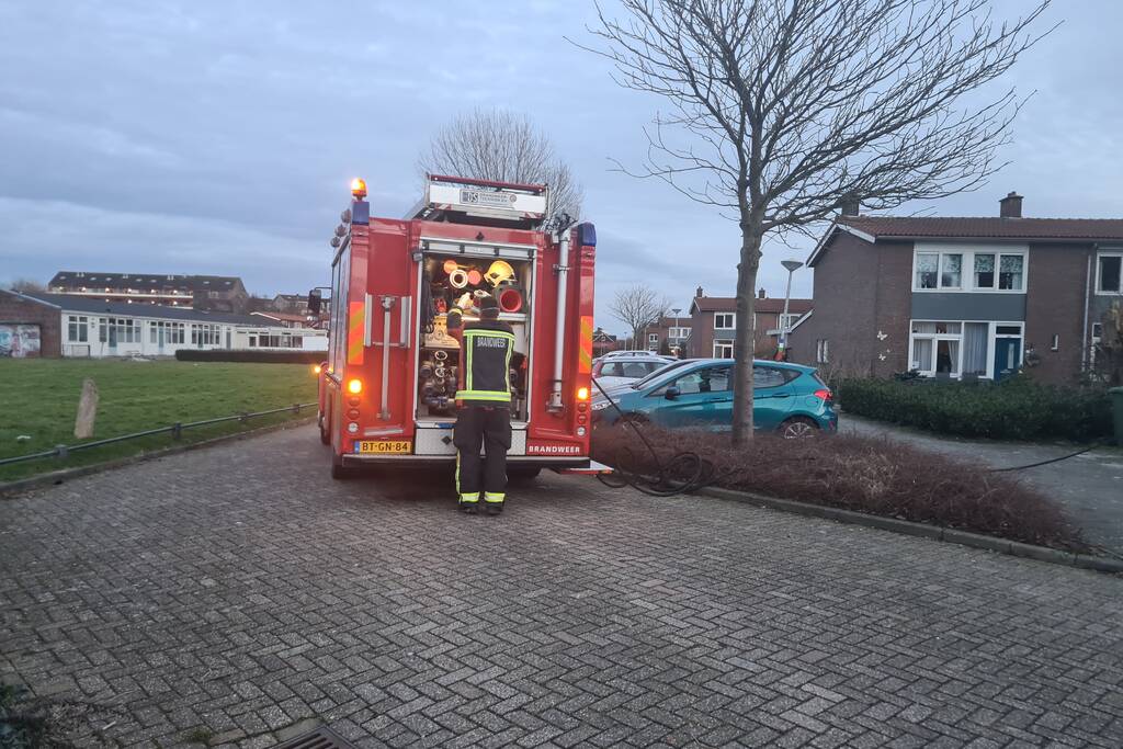 Brandweer blust brandende pan in woning