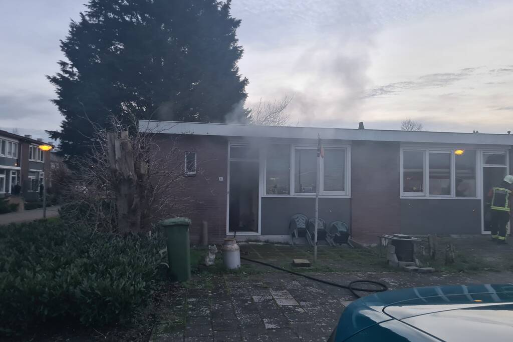 Brandweer blust brandende pan in woning