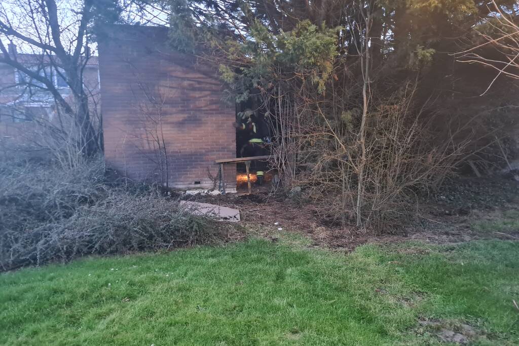 Brandweer blust brandende pan in woning
