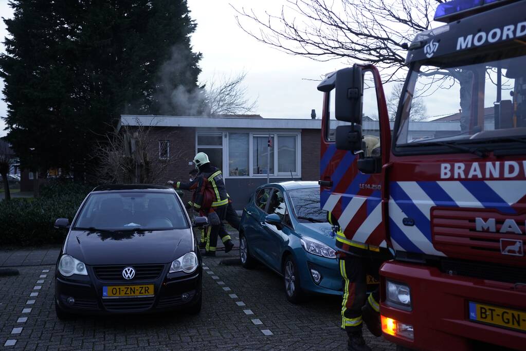 Brandweer blust brandende pan in woning