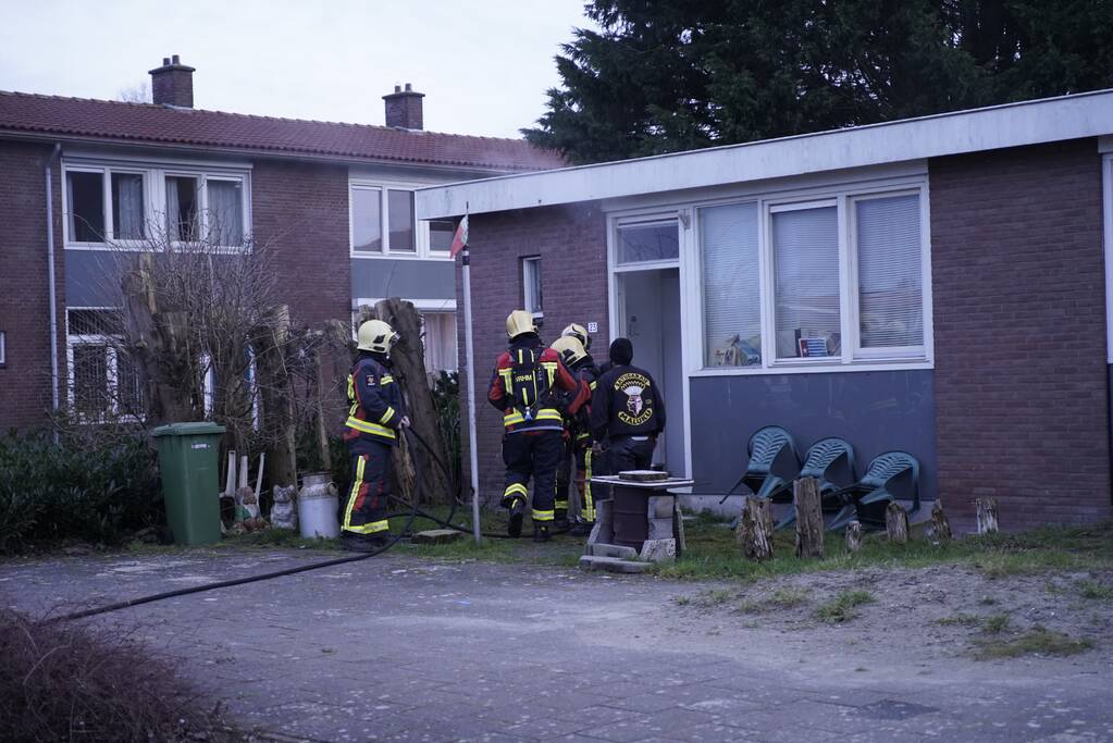 Brandweer blust brandende pan in woning