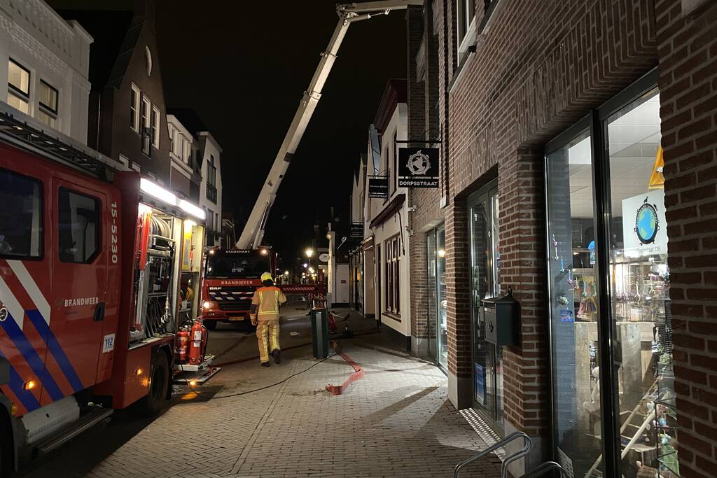 Veel rookontwikkeling bij brand in winkelpand