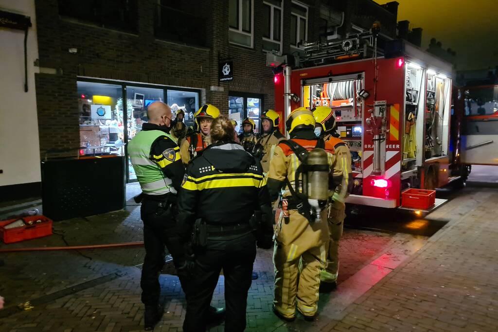 Veel rookontwikkeling bij brand in winkelpand
