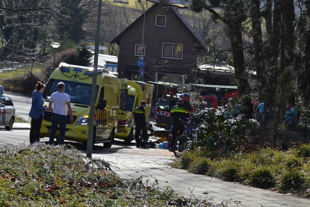 Persoon gewond tijdens snoeien van bomen