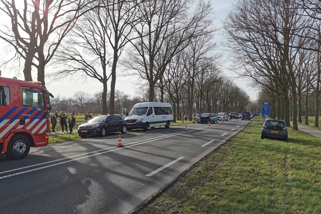 Veel schade bij botsing met taxibus