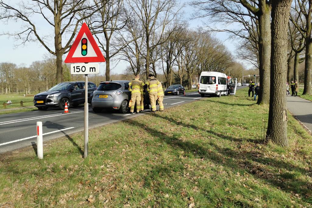 Veel schade bij botsing met taxibus