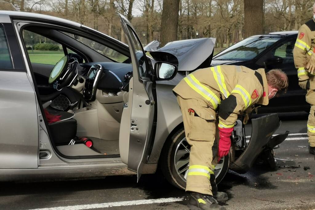 Veel schade bij botsing met taxibus