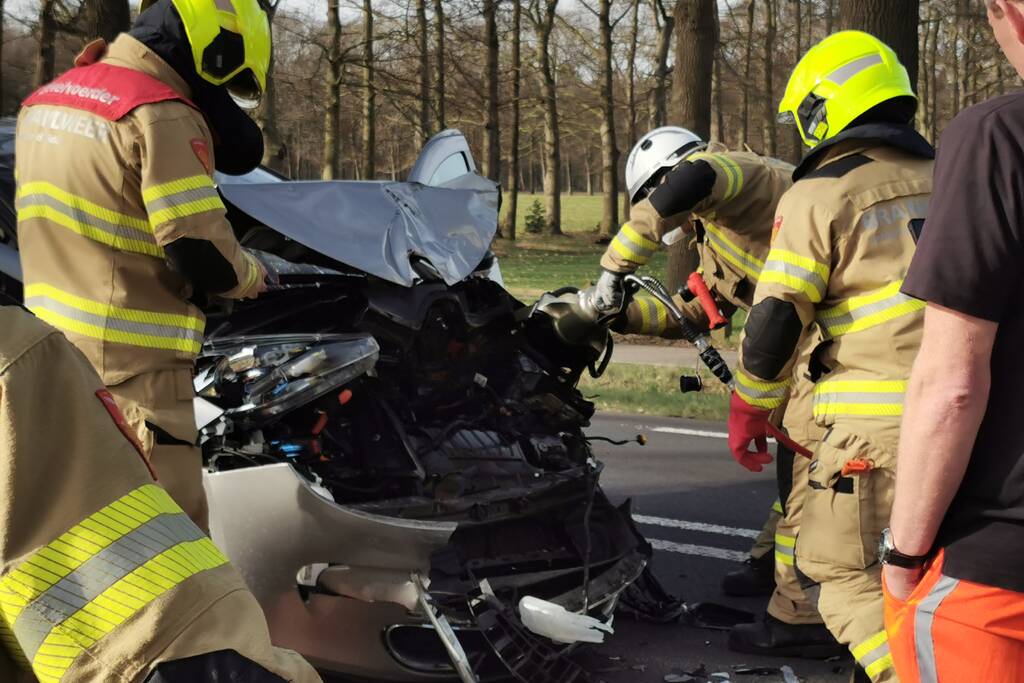 Veel schade bij botsing met taxibus
