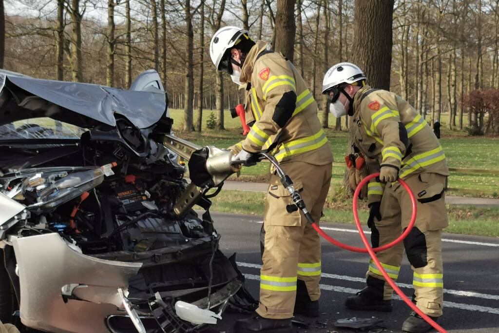 Veel schade bij botsing met taxibus