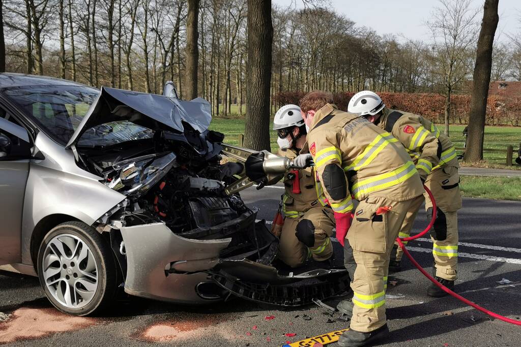 Veel schade bij botsing met taxibus