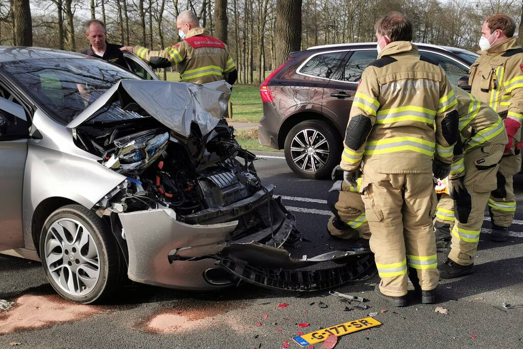 Veel schade bij botsing met taxibus