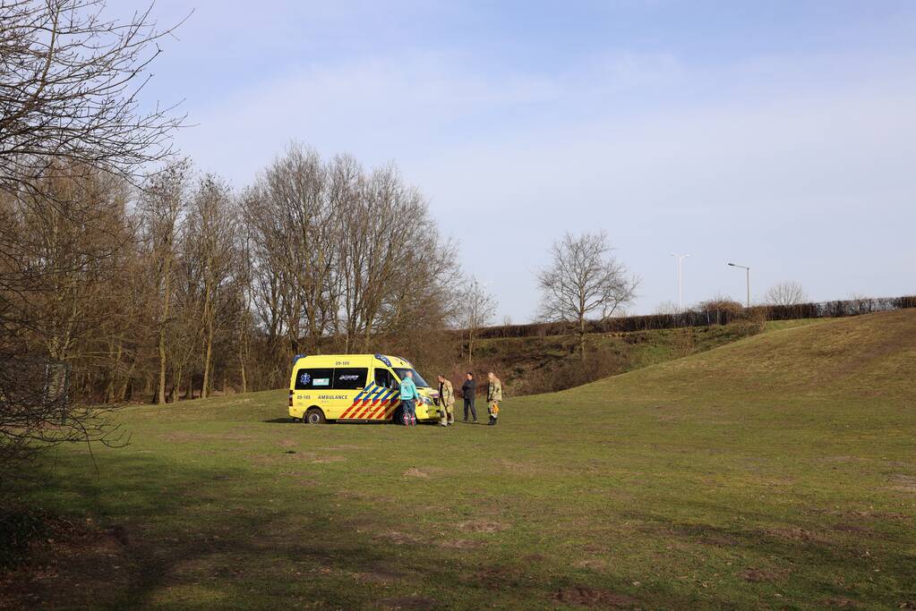 Ambulance vastgereden op voetbalveld